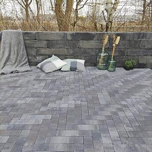 <p>Bij Veti vind je een uitgebreid assortiment bestrating voor al jouw buitenprojecten. Of je nu op zoek bent naar klinkers voor je oprit, tuintegels voor je terras, of een klassieke uitstraling met waalformaten, wij bieden de perfecte oplossing. Onze bestrating is niet alleen esthetisch aantrekkelijk, maar ook duurzaam, weerbestendig en eenvoudig te onderhouden.</p>