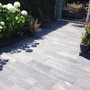 <p>Kenmerken van betontegels:</p>
<ul>
	<li>
	<p><strong>Sterk en slijtvast:</strong> Geschikt voor zware belasting zoals auto's op opritten.</p>
	</li>
	<li>
	<p><strong>Veelzijdig:</strong> Verkrijgbaar in allerlei formaten, kleuren en afwerkingen (bijvoorbeeld glad, geprofileerd, of met een betonlook).</p>
	</li>
	<li>
	<p><strong>Onderhoudsvriendelijk:</strong> Makkelijk schoon te maken en vervangen als er een tegel beschadigd raakt.</p>
	</li>
	<li>
	<p><strong>Prijs:</strong> Vaak voordeliger dan natuursteen of keramische tegels.</p>
	</li>
</ul>
