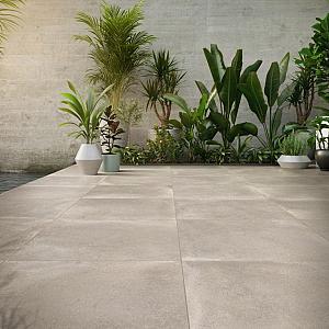 <p><strong>Keramische tegels voor buiten</strong> zijn een uitstekende keuze voor het aanleggen van een terras, tuinpad of oprit. Ze combineren esthetiek met functionaliteit en zijn geschikt voor diverse buitenomstandigheden. Hieronder vind je alles wat je moet weten om een weloverwogen keuze te maken.</p>
<p> Voordelen van keramische buitentegels</p>
<ul>
	<li>
	<p><strong>Kleurvast en UV-bestendig</strong>: De tegels vervagen niet door zonlicht, waardoor ze jarenlang hun kleur behouden. </p>
	</li>
	<li>
	<p><strong>Vorstbestendig</strong>: Ze kunnen tegen lage temperaturen en zijn bestand tegen vorst, wat belangrijk is in ons klimaat. </p>
	</li>
	<li>
	<p><strong>Kras- en slijtvast</strong>: Ideaal voor gebieden met veel verkeer, zoals opritten en looppaden. </p>
	</li>
	<li>
	<p><strong>Onderhoudsvriendelijk</strong>: Vuil hecht zich minder snel, en vlekken zijn gemakkelijk te verwijderen. </p>
	</li>
	<li>
	<p><strong>Antislip</strong>: Veel keramische tegels voor buiten hebben een R11 antislip-oppervlak, wat ze veilig maakt bij nat weer.</p>
	</li>
</ul>