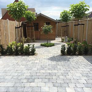 <p>Op zoek naar klinkers die jouw tuin, oprit of terras een authentieke, robuuste uitstraling geven? Onze getrommelde betonklinkers combineren de charme van verouderde stenen met de sterke eigenschappen van beton. Door het trommelen krijgen de stenen een licht afgeronde en ruwe afwerking, wat zorgt voor een natuurlijke, klassieke look.</p>
<p>Waarom kiezen voor getrommelde betonklinkers?</p>
<ul>
	<li>
	<p><strong>Authentieke uitstraling:</strong> Het trommelproces geeft de klinkers een geleefde, vintage look, vergelijkbaar met oude straatstenen.</p>
	</li>
	<li>
	<p><strong>Duurzaam en sterk:</strong> Dankzij de betonbasis zijn deze klinkers bestand tegen zware belasting, vorst en weersinvloeden.</p>
	</li>
	<li>
	<p><strong>Onderhoudsvriendelijk:</strong> De robuuste structuur verbergt vuil en slijtage, waardoor je minder vaak hoeft schoon te maken.</p>
	</li>
	<li>
	<p><strong>Veelzijdig toepasbaar:</strong> Perfect voor opritten, terrassen, tuinpaden en zelfs terrassen met karakter.</p>
	</li>
</ul>
