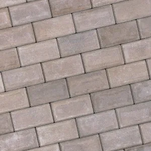 <p>Betonklinkers zijn de perfecte keuze voor wie op zoek is naar een sterke en duurzame bestrating. Dankzij hun robuuste karakter en brede scala aan kleuren en vormen, zijn betonklinkers ideaal voor zowel opritten, terrassen als tuinpaden.</p>
<p><strong>Voordelen van betonklinkers:</strong></p>
<ul>
	<li>
	<p><strong>Stevigheid en duurzaamheid:</strong> Betonklinkers zijn bestand tegen zware belasting en weersinvloeden.</p>
	</li>
	<li>
	<p><strong>Veelzijdigheid:</strong> Verkrijgbaar in diverse kleuren, maten en patronen, waardoor je altijd een unieke uitstraling creëert.</p>
	</li>
	<li>
	<p><strong>Onderhoudsvriendelijk:</strong> Gemakkelijk te reinigen en te vervangen zonder dat de hele bestrating open hoeft.</p>
	</li>
	<li>
	<p><strong>Milieuvriendelijk:</strong> Vaak gemaakt van gerecycled materiaal en volledig herbruikbaar.</p>
	</li>
</ul>
<p>Of je nu gaat voor een klassieke, moderne of robuuste uitstraling, betonklinkers bieden altijd een duurzame oplossing die jarenlang meegaat. Ontdek onze collectie en geef je buitenruimte een stijlvolle upgrade!</p>