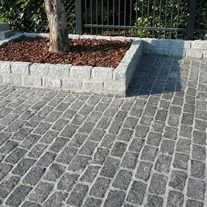 <p>Natuursteen: Natuurlijk Mooi en Eeuwig Duurzaam</p>
<p>Natuursteen brengt de schoonheid van de natuur direct in jouw buitenruimte. Elke steen is uniek, met eigen kleuren, structuren en nuances, waardoor jouw terras, pad of oprit een authentieke en luxe uitstraling krijgt.</p>
<p><strong>De voordelen van natuursteen :</strong></p>
<ul>
	<li>
	<p><strong>Unieke uitstraling:</strong> Geen steen is hetzelfde, wat zorgt voor een exclusieve en natuurlijke look.</p>
	</li>
	<li>
	<p><strong>Robuust en duurzaam:</strong> Natuursteen is bestand tegen slijtage, vorst en weersinvloeden, en gaat daardoor jarenlang mee.</p>
	</li>
	<li>
	<p><strong>Veelzijdigheid:</strong> Verkrijgbaar in verschillende soorten zoals graniet, basalt, zandsteen en leisteen, passend bij elke stijl.</p>
	</li>
	<li>
	<p><strong>Waarde verhogend:</strong> Een natuurstenen bestrating geeft je woning een hoogwaardige uitstraling en kan de waarde van je pand verhogen.</p>
	</li>
</ul>
<p>Of je nu kiest voor een strak modern ontwerp of een natuurlijkere, rustieke sfeer, met natuursteen geef je jouw buitenruimte een tijdloze en stijlvolle upgrade.</p>