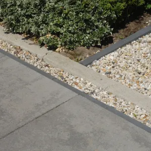 <p>Opsluitbanden van Beton: Stevige Afwerking voor Jouw Bestrating</p>
<p>Opsluitbanden van beton zijn essentieel voor het netjes en stevig afwerken van bestratingen, zoals paden, opritten en terrassen. Ze zorgen ervoor dat klinkers en tegels op hun plek blijven liggen en voorkomen verzakkingen en verschuivingen.</p>
<p><strong>Waarom kiezen voor betonnen opsluitbanden?</strong></p>
<ul>
	<li>
	<p><strong>Sterk en duurzaam:</strong> Beton is bestand tegen zware belastingen en weersinvloeden, wat zorgt voor een lange levensduur.</p>
	</li>
	<li>
	<p><strong>Nette afwerking:</strong> Zorgt voor een strakke en overzichtelijke begrenzing van je bestrating.</p>
	</li>
	<li>
	<p><strong>Veelzijdig toepasbaar:</strong> Geschikt voor verschillende soorten bestrating en eenvoudig te combineren met andere materialen.</p>
	</li>
	<li>
	<p><strong>Eenvoudige installatie:</strong> Opsluitbanden zijn gemakkelijk te plaatsen en geven direct stabiliteit aan je buitenruimte.</p>
	</li>
</ul>
<p>Met betonnen opsluitbanden verzeker je jezelf van een duurzame en professionele afwerking die je bestrating optimaal ondersteunt.</p>