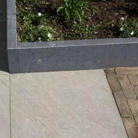 <p>Opsluitbanden van Natuursteen: Natuurlijke Elegantie en Stevige Afsluiting</p>
<p>Opsluitbanden van natuursteen combineren functionaliteit met een natuurlijke, luxe uitstraling. Ze zorgen voor een stevige en duurzame begrenzing van jouw bestrating, terwijl ze perfect aansluiten bij de uitstraling van natuurstenen terrassen, paden en borders.</p>
<p><strong>Voordelen van natuurstenen opsluitbanden:</strong></p>
<ul>
	<li>
	<p><strong>Prachtige uitstraling:</strong> Elk stuk natuursteen heeft een unieke kleur en structuur, wat zorgt voor een natuurlijke en stijlvolle afwerking.</p>
	</li>
	<li>
	<p><strong>Robuust en duurzaam:</strong> Natuursteen is bestand tegen weersinvloeden, slijtage en vorst, en blijft jarenlang mooi.</p>
	</li>
	<li>
	<p><strong>Naadloze integratie:</strong> Perfect te combineren met natuursteenbestrating voor een harmonieuze en hoogwaardige tuin.</p>
	</li>
	<li>
	<p><strong>Functioneel:</strong> Houdt bestrating op zijn plek en voorkomt verzakkingen en verschuivingen.</p>
	</li>
</ul>
<p>Met opsluitbanden van natuursteen geef je jouw buitenruimte niet alleen een elegante look, maar ook een solide en betrouwbare afwerking.</p>