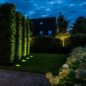 <p>Grondspots 12 Volt: Subtiele en Veilig Verlichting voor je Tuin</p>
<p>Grondspots op 12 volt zijn de perfecte keuze voor sfeervolle en functionele buitenverlichting. Ze worden vaak gebruikt om paden, terrassen, borders en bomen subtiel te verlichten, zonder te verblinden. Door het lage voltage zijn deze spots veilig in gebruik en energiezuinig.</p>
<p><strong>Voordelen van 12 volt grondspots:</strong></p>
<ul>
	<li>
	<p><strong>Veiligheid:</strong> Door het lage voltage is de installatie veilig en geschikt voor vochtige buitenomstandigheden.</p>
	</li>
	<li>
	<p><strong>Sfeervol:</strong> Creëer een warme en uitnodigende ambiance met gerichte verlichting.</p>
	</li>
	<li>
	<p><strong>Duurzaam en energiezuinig:</strong> Vaak voorzien van LED-techniek, wat zorgt voor een lange levensduur en een laag energieverbruik.</p>
	</li>
	<li>
	<p><strong>Veelzijdig inzetbaar:</strong> Ideaal voor het accentueren van tuinpaden, borders, bomen en andere buitenobjecten.</p>
	</li>
</ul>
<p>Met 12 volt grondspots geef je je tuin niet alleen een prachtige uitstraling, maar ook een veilige en energiezuinige verlichting die je buitenruimte écht tot leven brengt.</p>