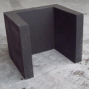 <p>U-elementen zijn betonnen elementen gegoten in een vorm die doet denken aan de letter “U”. Deze elementen hebben aan de bovenkant een open ruimte en aan de onderzijde twee “poten” of zijwanden — waardoor ze structureel sterk zijn en diverse functies kunnen vervullen.</p>
<p>Ze zijn vaak gemaakt van hoogwaardig beton, soms gewapend, en beschikbaar in verschillende afmetingen, kleuren en afwerkingen.</p>