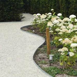 <p>Kantopsluitingen zorgen voor een nette en stevige afwerking van paden, terrassen, gazons en andere buitenoppervlakken. Ze voorkomen dat stenen, grind of zand verschuiven en houden jouw tuin strak en overzichtelijk.</p>
<p><strong>Waarom kiezen voor onze kantopsluitingen?</strong></p>
<ul>
	<li>
	<p><strong>Stevige begrenzing:</strong> Houdt bestrating en grond netjes op hun plek, ook bij intensief gebruik.</p>
	</li>
	<li>
	<p><strong>Diverse materialen:</strong> Verkrijgbaar in beton, natuursteen, kunststof en metaal, passend bij elke stijl en toepassing.</p>
	</li>
	<li>
	<p><strong>Eenvoudige plaatsing:</strong> Makkelijk te verwerken, waardoor je snel een professioneel resultaat hebt.</p>
	</li>
	<li>
	<p><strong>Veelzijdig inzetbaar:</strong> Perfect voor tuinen, opritten, speelplaatsen en openbare ruimtes.</p>
	</li>
	<li>
	<p><strong>Duurzaam en onderhoudsvriendelijk:</strong> Materialen die bestand zijn tegen weersinvloeden en weinig onderhoud vragen.</p>
	</li>
</ul>
<p>Creëer een strakke en duurzame afwerking van jouw buitenruimte met onze kantopsluitingen. Vraag vandaag nog advies of een offerte aan!</p>