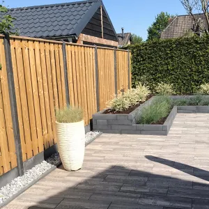 <p>Wil je je tuin omringen met een warme en natuurlijke uitstraling? Onze houten schuttingen bieden de perfecte combinatie van privacy, veiligheid en esthetiek. Met verschillende stijlen en houtsoorten vind je altijd een schutting die past bij jouw tuin en smaak.</p>

<p><strong>Waarom kiezen voor houten schuttingen?</strong></p>

<ul>
	<li>
	<p><strong>Natuurlijke uitstraling:</strong> Hout geeft je tuin een warme, authentieke sfeer die perfect aansluit bij groene buitenruimtes.</p>
	</li>
	<li>
	<p><strong>Duurzaam en sterk:</strong> Onze schuttingen zijn gemaakt van hoogwaardige houtsoorten, behandeld voor extra bescherming tegen weer en wind.</p>
	</li>
	<li>
	<p><strong>Veelzijdige designs:</strong> Van klassieke planken tot moderne latten en gevlochten varianten – er is altijd een stijl die bij jouw tuin past.</p>
	</li>
	<li>
	<p><strong>Privacy en veiligheid:</strong> Een stevige houten schutting creëert een rustige en veilige buitenruimte, helemaal naar jouw wens.</p>
	</li>
	<li>
	<p><strong>Makkelijk te onderhouden:</strong> Met de juiste behandeling geniet je jarenlang van je schutting, zonder veel extra moeite.</p>
	</li>
</ul>

<p>Ontdek onze collectie houten schuttingen en geef je tuin de perfecte omlijsting. Vraag vandaag nog een offerte aan of laat je adviseren door onze experts!</p>

