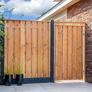 <p>Een houten tuinpoort is de ideale manier om je tuin op een stijlvolle en praktische manier af te sluiten. Of je nu kiest voor een klassiek of modern design, onze houten tuinpoorten combineren schoonheid met stevigheid.</p>

<p><strong>Voordelen van onze houten tuinpoorten:</strong></p>

<ul>
	<li>
	<p><strong>Natuurlijke charme:</strong> Hout geeft een warme, authentieke uitstraling die perfect past bij elke tuinstijl.</p>
	</li>
	<li>
	<p><strong>Duurzaam en robuust:</strong> Gemaakt van kwalitatief hoogwaardig hout, behandeld om lang mee te gaan en bestand tegen alle weersomstandigheden.</p>
	</li>
	<li>
	<p><strong>Veiligheid en privacy:</strong> Een stevige houten poort houdt ongewenste bezoekers buiten en creëert een veilige, besloten tuin.</p>
	</li>
	<li>
	<p><strong>Maatwerk mogelijk:</strong> Kies zelf de afmetingen, het design en de afwerking die het beste bij jouw wensen passen.</p>
	</li>
	<li>
	<p><strong>Eenvoudige montage:</strong> Onze tuinpoorten zijn makkelijk te plaatsen en combineren moeiteloos met houten schuttingen.</p>
	</li>
</ul>

<p>Maak je tuin compleet met een prachtige houten tuinpoort. Bekijk onze collectie of vraag advies op maat!</p>
