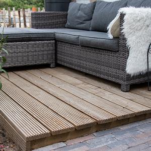 <p>Creëer een sfeervol terras met onze hoogwaardige houten vlonderplanken. Hout geeft je buitenruimte een warme, natuurlijke uitstraling die uitnodigt tot ontspanning en genieten.</p>

<p>Kies voor de natuurlijke charme en duurzaamheid van onze houten vlonderplanken en maak van je tuin een echte buitenoase.</p>
