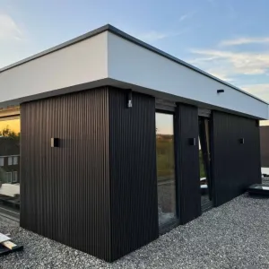<p>Geef je woning een moderne en duurzame uitstraling met onze composiet gevelbekleding. Composiet combineert de warme look van hout met de voordelen van kunststof, waardoor je gevel er jarenlang prachtig uitziet zonder intensief onderhoud.</p>
<p><strong>Voordelen van composiet gevelbekleding:</strong></p>
<ul>
	<li>
	<p><strong>Weerbestendig:</strong> Bestand tegen vocht, UV-straling, schimmels en rot, perfect voor alle weersomstandigheden.</p>
	</li>
	<li>
	<p><strong>Onderhoudsarm:</strong> Geen schilderen of behandelen nodig; eenvoudig schoon te maken met water en een zachte borstel.</p>
	</li>
	<li>
	<p><strong>Langdurige schoonheid:</strong> Verkleurt niet en behoudt zijn uitstraling jarenlang.</p>
	</li>
	<li>
	<p><strong>Milieuvriendelijk:</strong> Gemaakt van gerecyclede materialen voor een duurzame keuze.</p>
	</li>
	<li>
	<p><strong>Veelzijdig design:</strong> Verkrijgbaar in diverse kleuren en structuren die passen bij elke stijl.</p>
	</li>
</ul>
<p>Maak je woning klaar voor de toekomst met onze hoogwaardige composiet gevelbekleding. Bekijk ons assortiment en laat je adviseren!</p>