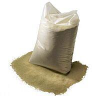 <p>Zakgoed zand is zand dat verpakt is in handige zakken van meestal 20 tot 25 kg. Het is ideaal voor kleinere klussen waarbij je geen grote hoeveelheden losgestort zand nodig hebt. De zakken zijn makkelijk te vervoeren, op te slaan en te doseren.</p>