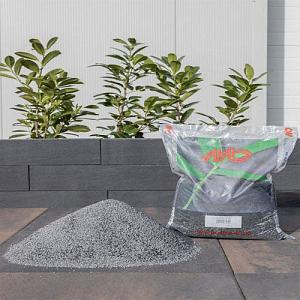 <p>Als je grind of split in zakken wilt kopen voor je tuinproject, zijn er diverse opties beschikbaar die passen bij verschillende toepassingen en esthetische voorkeuren. Hieronder vind je een overzicht van populaire soorten grind en split in zakken, inclusief hun kenmerken en toepassingen.</p>
<p>Verschil tussen grind en split</p>
<ul>
	<li>
	<p><strong>Grind</strong>: Ronde, gladde steentjes die ontstaan door natuurlijke erosie. Ze zijn ideaal voor sierbestrating en hebben goede drainage-eigenschappen.</p>
	</li>
	<li>
	<p><strong>Split</strong>: Hoekige, breuksteenachtige steentjes die machinaal worden gebroken. Ze blijven beter op hun plek liggen, waardoor ze geschikt zijn voor paden en opritten.</p>
	</li>
</ul>