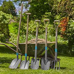 <p>Steelgereedschap is onmisbaar bij het onderhoud van je tuin. Het zijn gereedschappen waarbij een lange steel zorgt voor extra bereik en hefboomwerking, zodat je minder hoeft te bukken en met meer kracht kunt werken. Dit maakt tuinieren makkelijker en zorgt ervoor dat je rug en knieën minder worden belast.</p>
