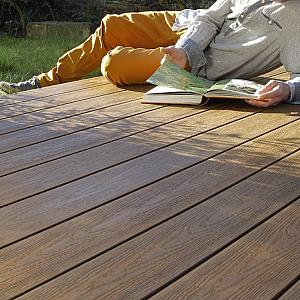 <p>Wil je een terras dat jarenlang mooi blijft zonder veel onderhoud? Onze composiet vlonderplanken bieden de perfecte oplossing! Ze combineren de warme uitstraling van hout met de voordelen van kunststof.</p>
<p><strong>Waarom kiezen voor composiet vlonderplanken?</strong></p>
<ul>
	<li>
	<p><strong>Weerbestendig:</strong> Bestand tegen vocht, UV-straling en schimmels, ideaal voor buitengebruik.</p>
	</li>
	<li>
	<p><strong>Onderhoudsarm:</strong> Geen schuren, schilderen of beitsen nodig; eenvoudig schoon te maken met water en zeep.</p>
	</li>
	<li>
	<p><strong>Langdurige kwaliteit:</strong> Gaat jarenlang mee zonder te verkleuren of splinteren.</p>
	</li>
	<li>
	<p><strong>Comfortabel en veilig:</strong> Antislip oppervlak voor extra grip, ook bij nat weer.</p>
	</li>
	<li>
	<p><strong>Milieuvriendelijk:</strong> Gemaakt van gerecyclede materialen, een duurzame keuze voor jouw tuin.</p>
	</li>
</ul>
<p>Kies voor de perfecte combinatie van gemak en stijl met onze composiet vlonderplanken en geniet het hele jaar door van een prachtig terras.</p>
