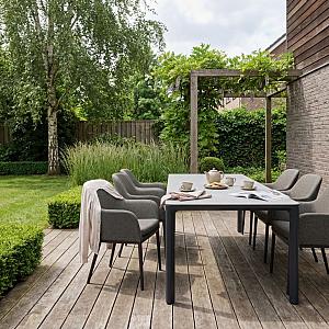 <p><strong>Tuintafels voor elke tuin en elk moment</strong></p>

<p>Een tuintafel is het middelpunt van je tuin of terras. Hier eet je samen, drink je koffie in de zon of geniet je van lange zomeravonden met vrienden en familie. In onze collectie vind je tuintafels in allerlei stijlen, maten en materialen, zodat er altijd een tafel is die perfect past bij jouw buitenruimte.</p>

<p>Of je nu kiest voor een compacte tafel voor een balkon of een grote eettafel voor het hele gezin: er is volop keuze in vorm en functie. Denk aan ronde tafels voor extra gezelligheid, rechthoekige modellen voor grotere gezelschappen of uitschuifbare tafels voor extra flexibiliteit.</p>

<p>Qua materiaal zijn er veel mogelijkheden. Aluminium is populair vanwege het lichte gewicht en onderhoudsgemak, terwijl teak juist een warme en natuurlijke uitstraling geeft. Ook keramiek en kunststof zijn geliefd omdat ze goed bestand zijn tegen weer en weinig onderhoud vragen.</p>

<p>Waarom kiezen voor onze tuintafels?</p>

<ul>
	<li>Verkrijgbaar in diverse maten en vormen</li>
	<li>Geschikt voor 4 tot 10+ personen</li>
	<li>Keuze uit hout, aluminium, keramiek en meer</li>
	<li>Weerbestendige en duurzame materialen</li>
	<li>Ideaal voor tuin, terras en veranda</li>
	<li>Makkelijk te combineren met tuinstoelen en parasols</li>
</ul>

<p>Of je nu gaat voor modern, landelijk of industrieel: ontdek onze collectie tuintafels en maak van jouw buitenruimte een sfeervolle plek om samen te komen.</p>
