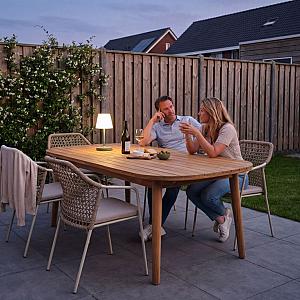 <p><strong>Lampen voor op de tuintafel</strong></p>

<p>Met een stijlvolle tafellamp voor buiten cre&euml;er je direct meer sfeer op je terras, balkon of in de tuin. Of je nu gezellig wilt dineren op een warme zomeravond of extra verlichting zoekt voor lange avonden buiten: een buitenlamp op tafel zorgt voor warmte, sfeer en functionaliteit.</p>

<p>Onze tuintafellampen zijn speciaal ontworpen voor buitengebruik en zijn bestand tegen verschillende weersomstandigheden. Kies uit draadloze LED-lampen, solar tafellampen of moderne oplaadbare modellen in diverse stijlen en kleuren. Dankzij energiezuinige verlichting geniet je urenlang van sfeervol licht zonder gedoe met kabels.</p>

<p>Waarom kiezen voor onze tuintafellampen?</p>

<ul>
	<li>Sfeervolle verlichting voor tuin en terras</li>
	<li>Geschikt voor buitengebruik en weerbestendig</li>
	<li>Verkrijgbaar als solar, LED of oplaadbaar model</li>
	<li>Draadloos en eenvoudig te verplaatsen</li>
	<li>Modern, landelijk of industrieel design</li>
	<li>Ideaal voor diners, borrels en lange zomeravonden</li>
</ul>

<p>Of je nu kiest voor een compacte lamp met warm licht of een echte blikvanger voor op tafel: ontdek onze collectie buitenlampen en maak jouw tuin extra gezellig.</p>
